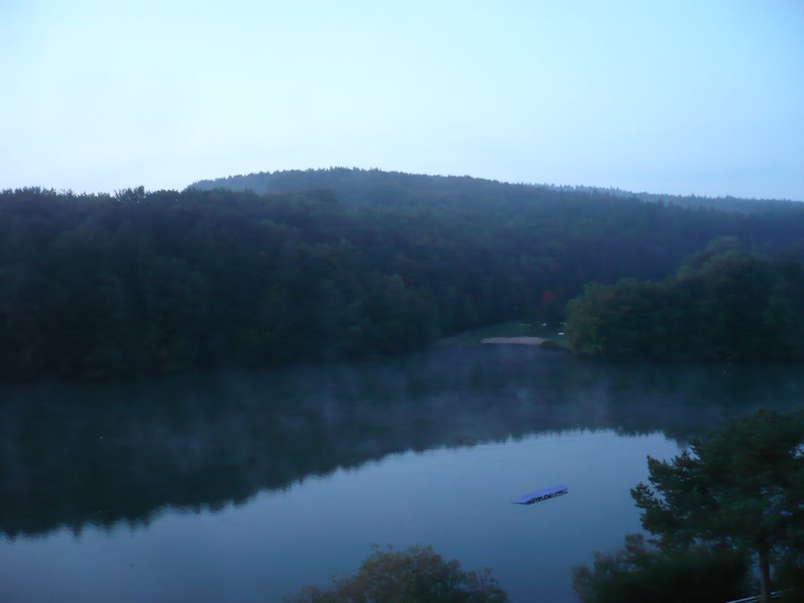 Ibrastausee bei Kirchheim im Morgennebel mit Strand
