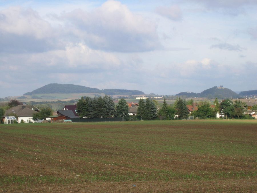 Blick von Süden auf Odenberg, Scharfenstein, Wenigenburg und die Obernburg bei Gudensberg