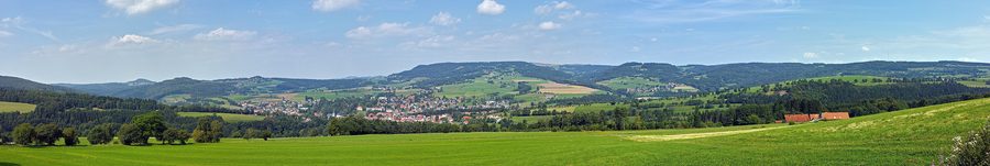 Panorama von Gersfeld in der Rhön mit der Wasserkuppe im Hintergrund