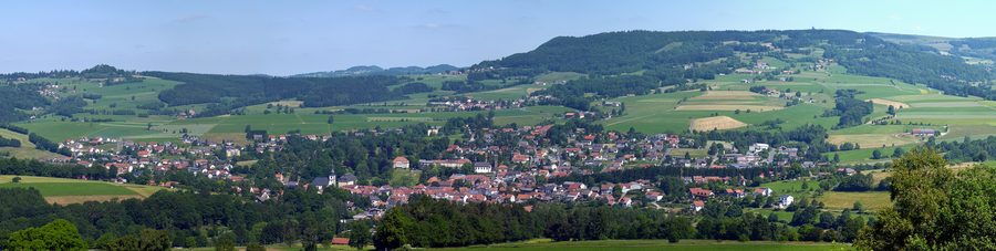 Panorama von Gersfeld in der hessischen Rhön mit den umliegenden Bergen