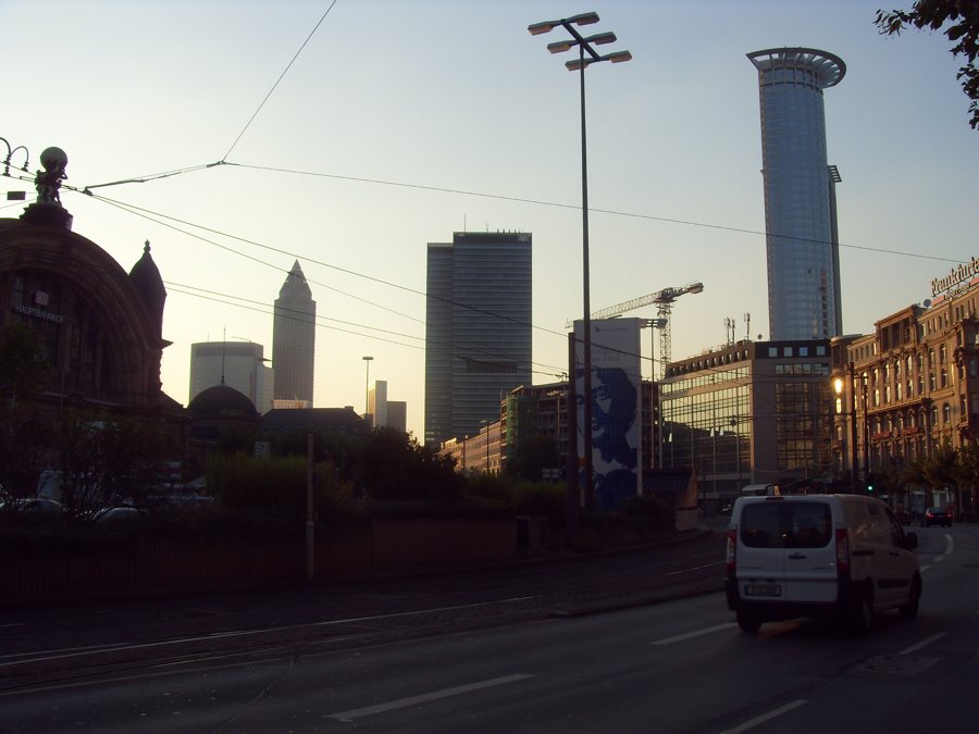 Frankfurter Skyline im Straßenverkehr